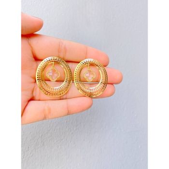 Brinco oval perfurado com pêndulo de trevo cristal banhado em ouro 18k