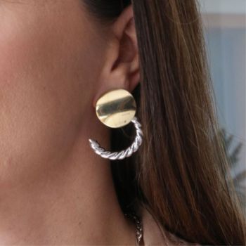 Brinco Base Lisa com Torcido Banhado no Prata e Ouro 18k
