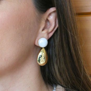 Brinco Base Pérola com Gota Abaulada Banhado a Ouro 18k