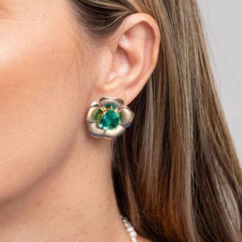 Brinco Flor Lisa com Cristal Verde Banhado a Ouro 18k