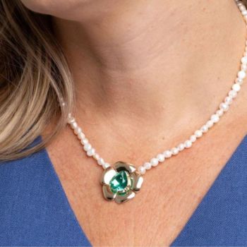 Colar de Pérolas com Flor e Cristal Banhado a Ouro 18k