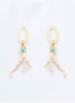 BRINCOS MERSA CORAL BRANCO BANHO OURO