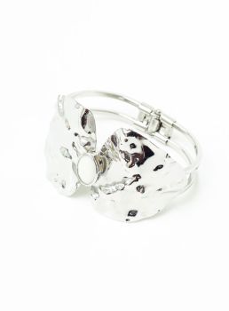 BRACELETE GINA MARTELADA RESINA BRANCA BANHO RÓDIO BRANCO