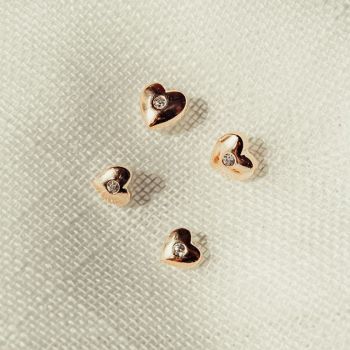 Dupla de brincos de coração com detalhe em zircônia folheado a ouro 18k