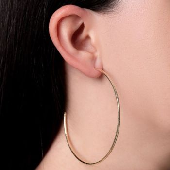 Argola Banho de Ouro 18k com Tarraxa Fio e Detalhe de Coraçõezinhos