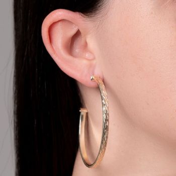 Argola Banho de Ouro 18K Tarraxa Tubo Quadrado com Detalhe de Riscas Trabalhadas (6cm)