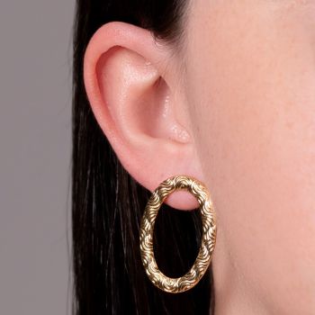 Brinco Pendurado Banho de Ouro 18K Oval Vazado com Detalhe em Ondinhas