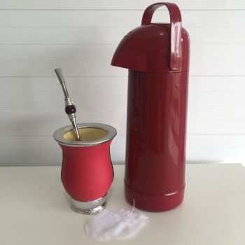 Kit chimarrão vermelho (acompanha: cuia + bomba + térmica + e de presente 2 filtros para bomba)